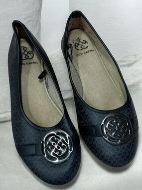 Daisy Fuentes Signature Medallion Black Ballerina Flats w/Silver Monogram Buckle